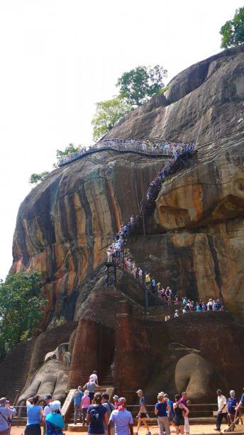 Sri Lanka - Sigiriya - Pattes du lion et quelques touristes