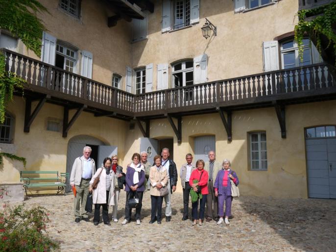 Les membres des Amis de Rome sous les balcons d'Hector