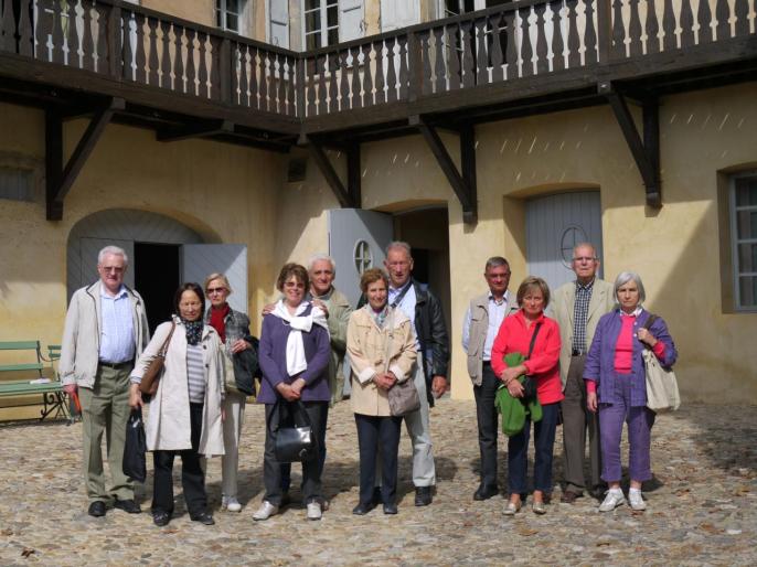 Les membres des Amis de Rome sous les balcons d'Hector