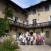 Les membres des Amis de Rome sous les balcons d'Hector
