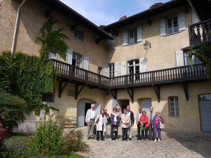 Les membres des Amis de Rome sous les balcons d'Hector