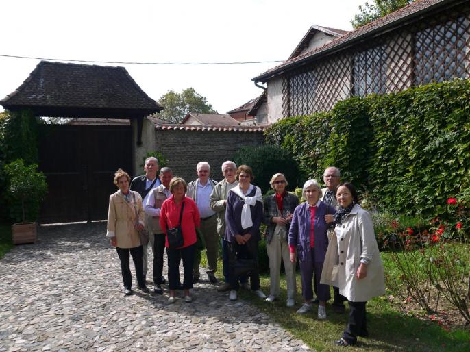 Les membres des Amis de Rome dans les jardins de Berlioz