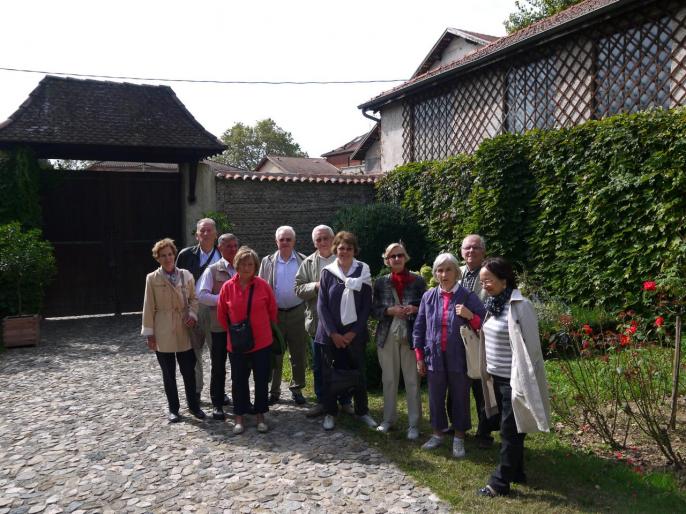 Les membres des Amis de Rome dans les jardins de Berlioz