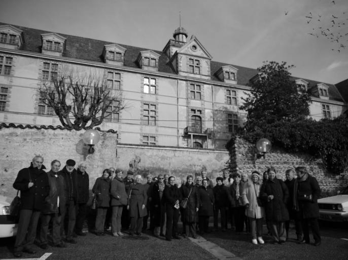 L'Association Le Perlet au pied du château Louis XI