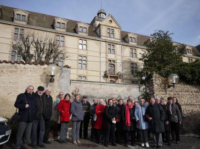 L'Association Le Perlet au pied du château Louis XI