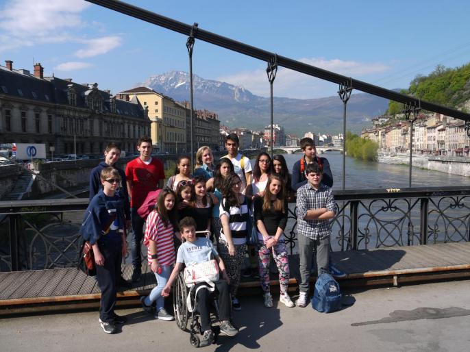 Petite photo de groupe sur la passerelle Saint-Laurent