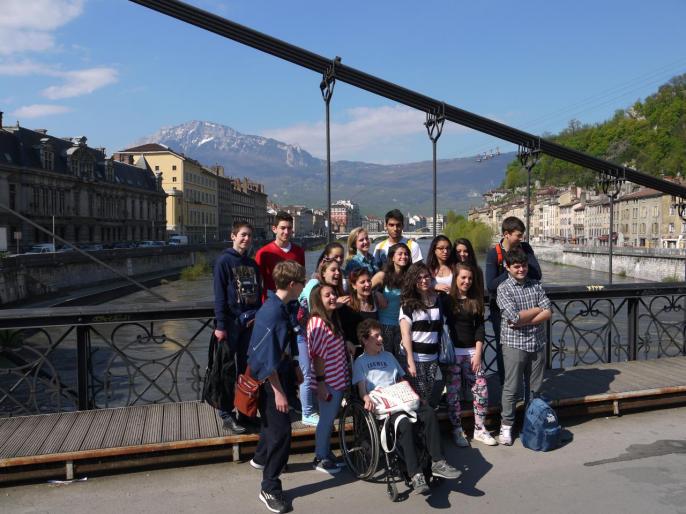 Petite photo de groupe sur la passerelle Saint-Laurent