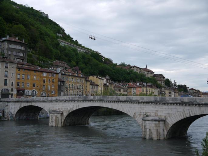 ... des tours panoramiques en bus, ici les quais de l'Isère...